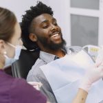 Com a sedação consciente, é fácil ficar relaxado no consultório